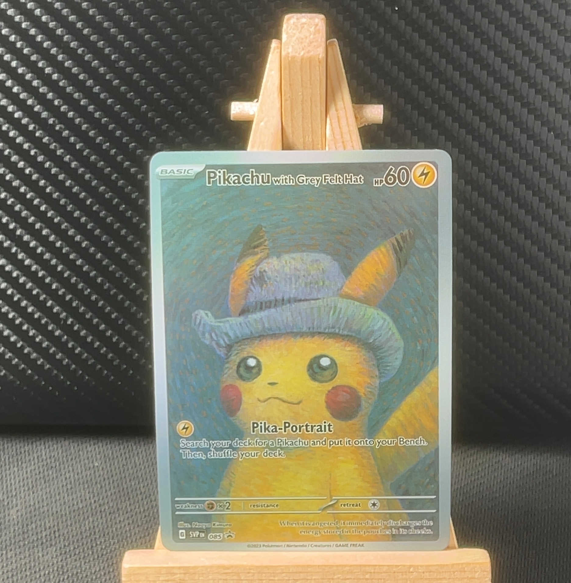 Foil detail of Pikachu with Grey Felt Hat — Scarlet & Violet Promos 085